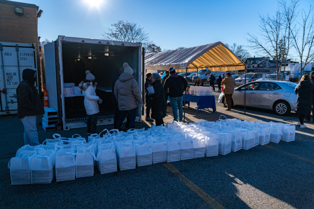 FamilyAid-delivers-1,100-Thanksgiving-meals-to-homeless-families